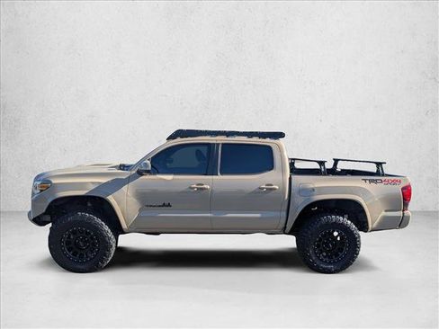 Used 2018 Toyota Tacoma TRD Sport image 9