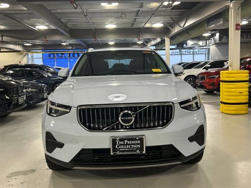 Certified 2025 Volvo XC40 B5 Core image 6