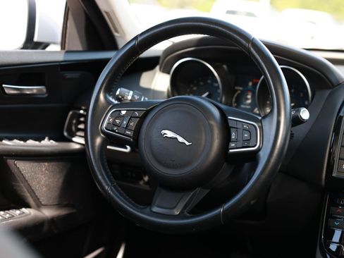 Used 2017 Jaguar XE Premium RWD image 31
