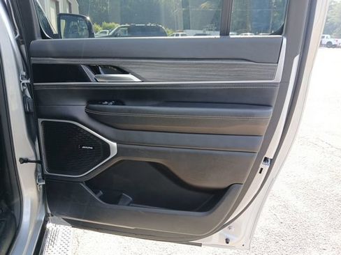 Used 2024 Jeep Wagoneer L Series II w/ Flexible Seating Group AWD/4WD image 28