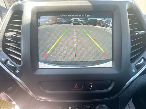Certified 2022 Jeep Cherokee Latitude w/ Sun & Sound Group AWD/4WD image 19