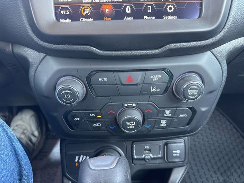Used 2022 Jeep Renegade Latitude AWD/4WD image 27