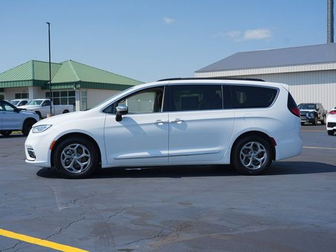 Used 2023 Chrysler Pacifica Limited FWD image 6