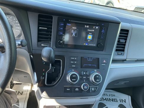 Used 2017 Toyota Sienna LE AWD/4WD image 29