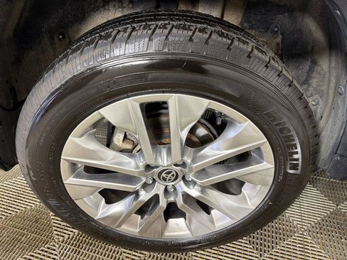 Used 2020 Toyota RAV4 XLE Premium image 18