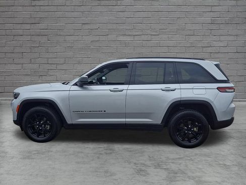 Used 2024 Jeep Grand Cherokee Altitude AWD/4WD image 7