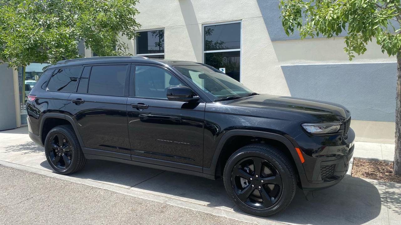Used 2023 Jeep Grand Cherokee L Laredo AWD/4WD image 2
