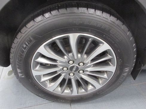 Used 2023 Lincoln Nautilus AWD w/ Premium Package image 16