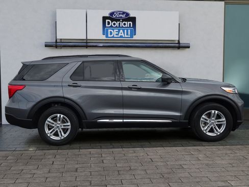 Used 2023 Ford Explorer XLT w/ Equipment Group 202A image 2