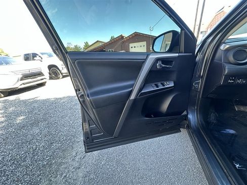 Used 2018 Toyota RAV4 XLE AWD/4WD image 48