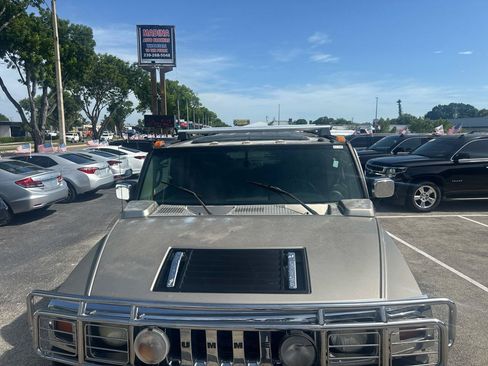 Used 2004 HUMMER H2 w/ Preferred Equipment Group AWD/4WD image 6