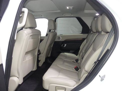 Used 2017 Land Rover Discovery HSE image 28