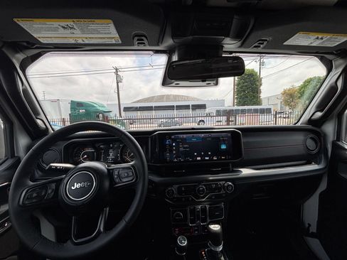 Used 2025 Jeep Wrangler Unlimited Rubicon AWD/4WD image 34
