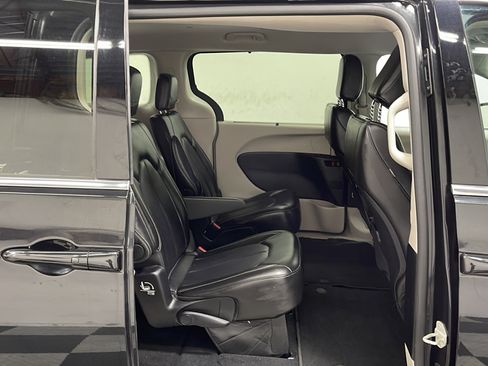 Used 2024 Chrysler Pacifica Touring-L FWD image 18
