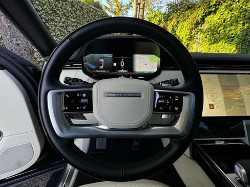 Used 2025 Land Rover Range Rover SE image 11