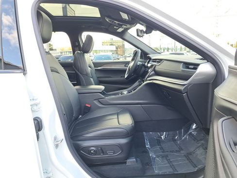 New 2025 Jeep Grand Cherokee Limited w/ Luxury Tech Group II image 17