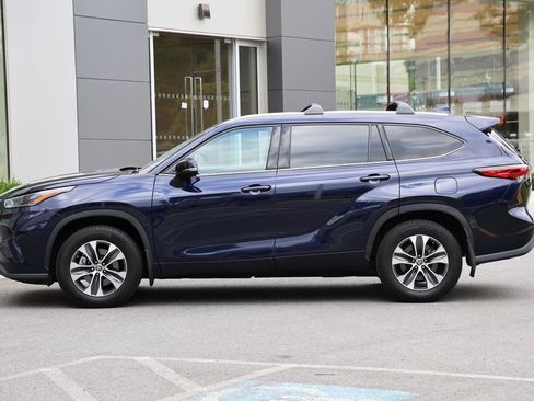 Used 2021 Toyota Highlander XLE AWD/4WD image 2