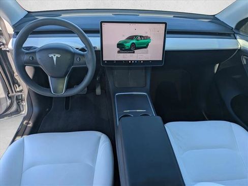 Used 2024 Tesla Model Y Long Range AWD/4WD image 18