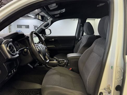 Used 2017 Toyota Tacoma TRD Sport image 13