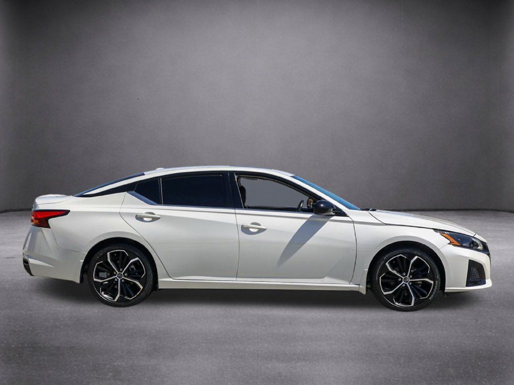 Used 2023 Nissan Altima 2.5 SR w/ SR Premium Package FWD image 3