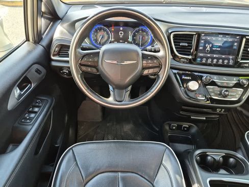 Used 2019 Chrysler Pacifica Limited w/ S Appearance Package image 8