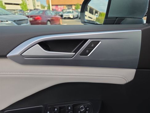 New 2025 Volkswagen Taos SE image 12