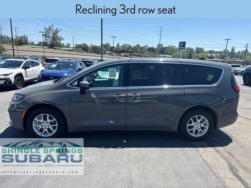 Used 2023 Chrysler Pacifica Touring-L FWD image 9
