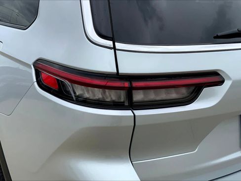 Used 2023 Jeep Grand Cherokee L Limited image 28