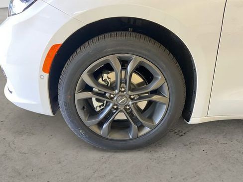 New 2026 Chrysler Pacifica Select image 15