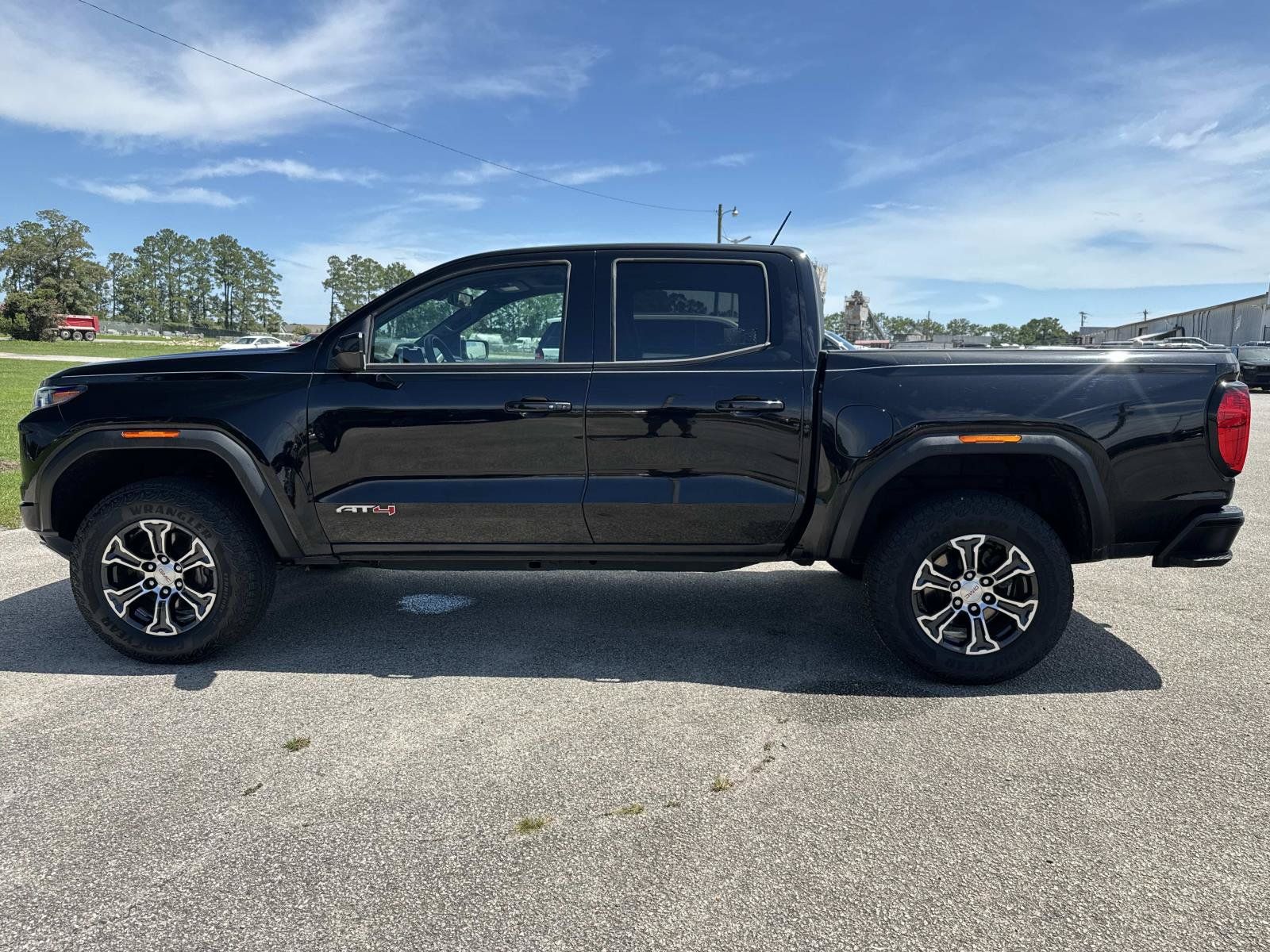 Used 2023 GMC Canyon AT4 w/ AT4 Premium Package AWD/4WD image 7