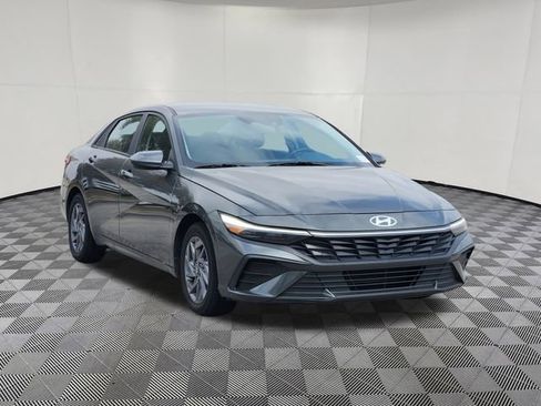 Used 2024 Hyundai Elantra SEL FWD image 2