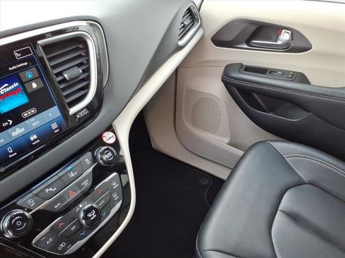 Used 2024 Chrysler Pacifica Touring-L image 21