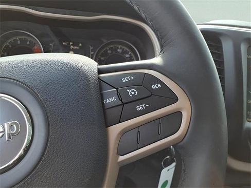 Used 2017 Jeep Cherokee Latitude w/ Cold Weather Group image 14