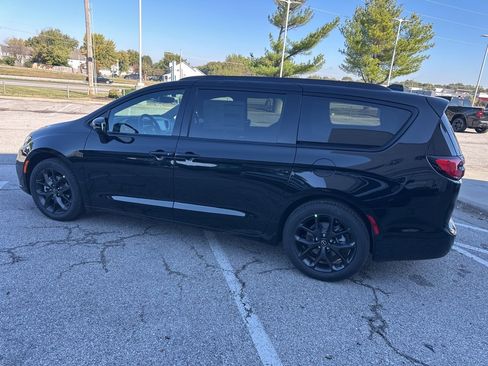 New 2026 Chrysler Pacifica Select image 20