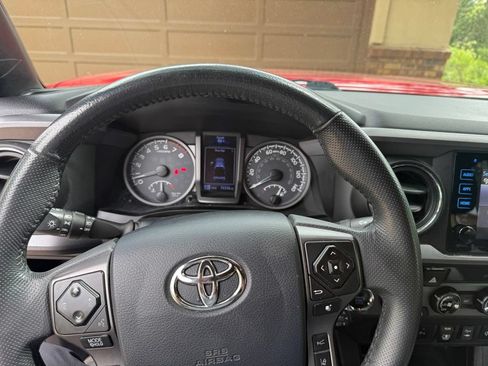 Used 2018 Toyota Tacoma TRD Off-Road w/ Technology Package AWD/4WD image 25