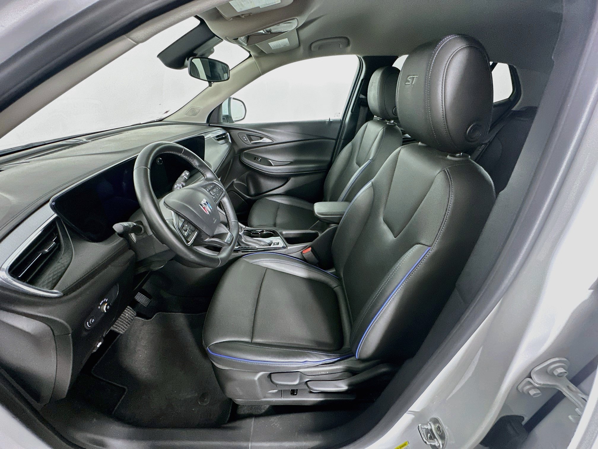 Used 2025 Buick Encore GX Sport Touring FWD image 13