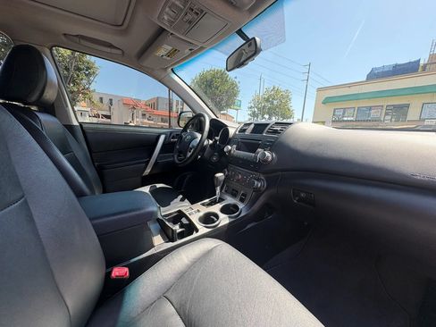 Used 2012 Toyota Highlander SE FWD image 19