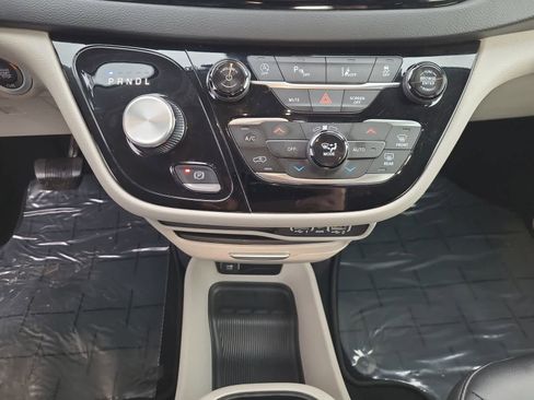 Certified 2024 Chrysler Pacifica Touring-L image 25