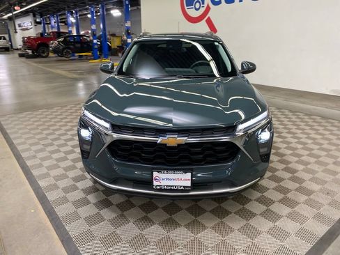 Used 2025 Chevrolet Trax LT FWD image 3