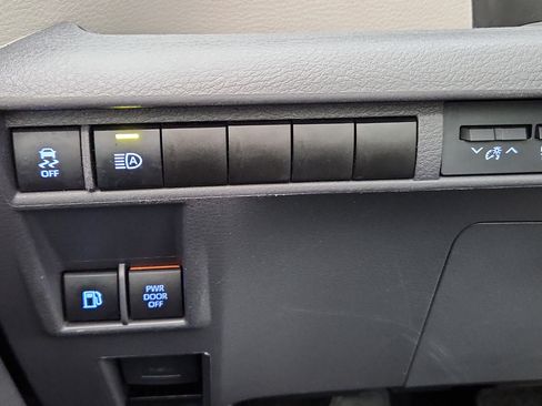 Used 2024 Toyota Sienna XLE image 27