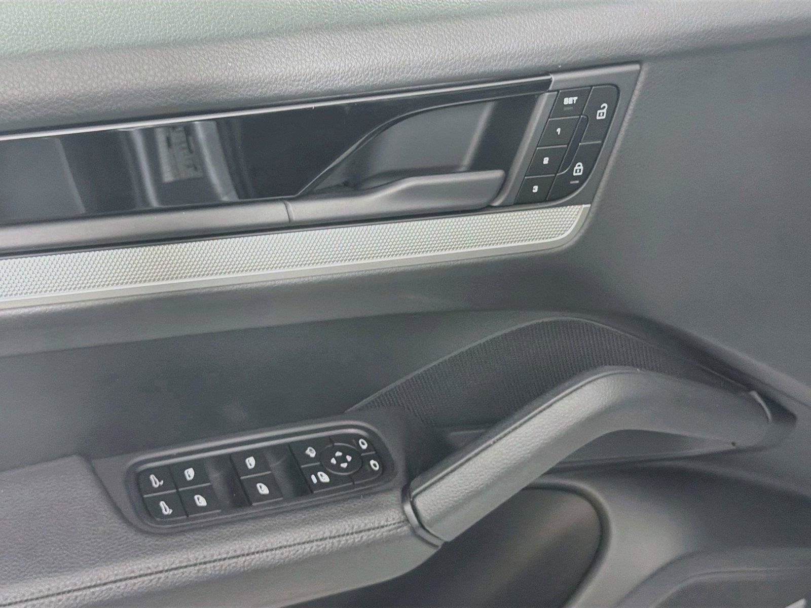 Certified 2024 Porsche Cayenne Coupe AWD/4WD image 31