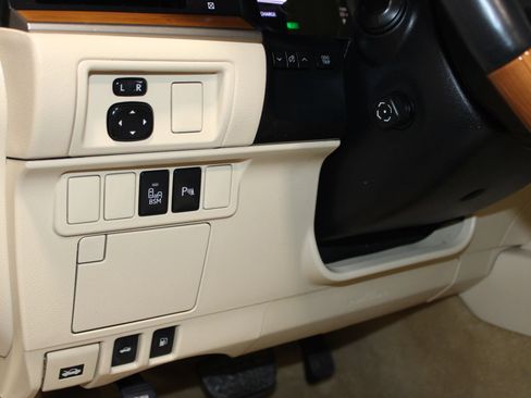 Used 2013 Lexus ES 300h w/ Luxury Pkg FWD image 25