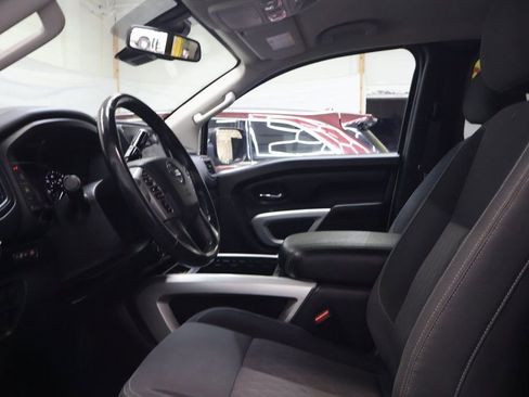 Used 2022 Nissan Titan SV image 16