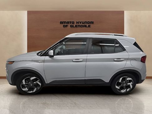 Used 2022 Hyundai Venue SEL FWD image 3