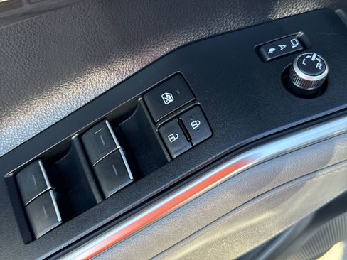 Used 2023 Toyota Highlander Limited FWD image 15