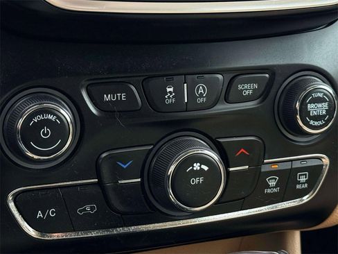 Used 2019 Jeep Cherokee Latitude w/ Cold Weather Group image 23