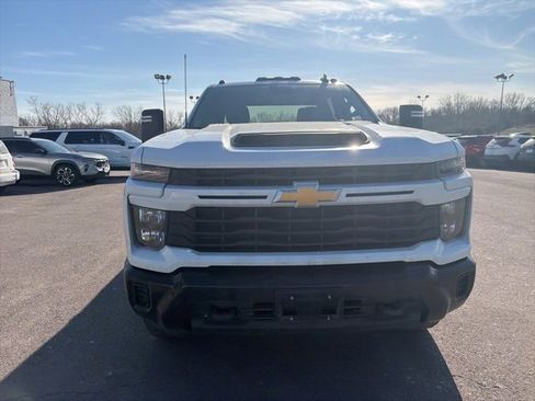 Used 2024 Chevrolet Silverado 2500 Custom w/ Custom Value Package image 4