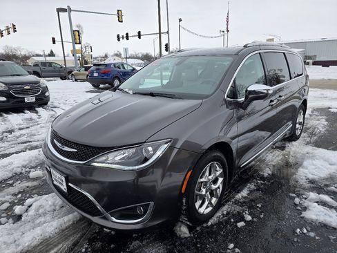 Used 2017 Chrysler Pacifica Limited image 2