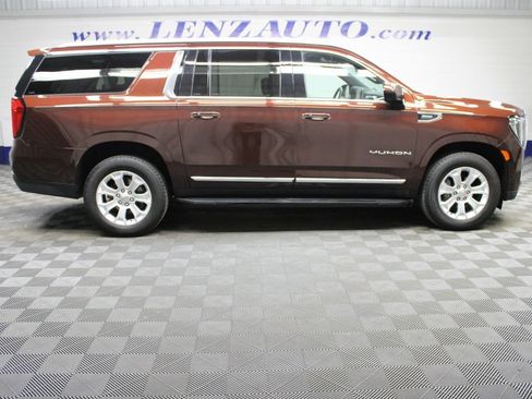 Used 2023 GMC Yukon XL SLT AWD/4WD image 2