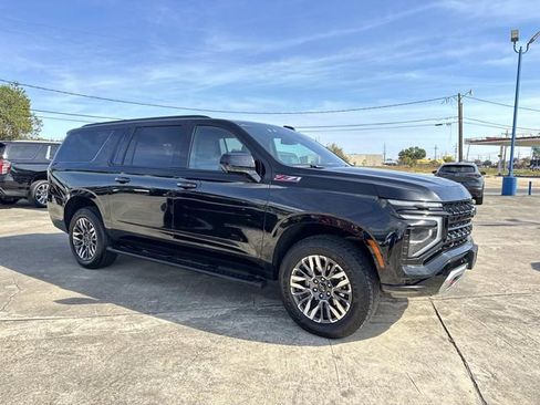 Used 2025 Chevrolet Suburban Z71 image 6